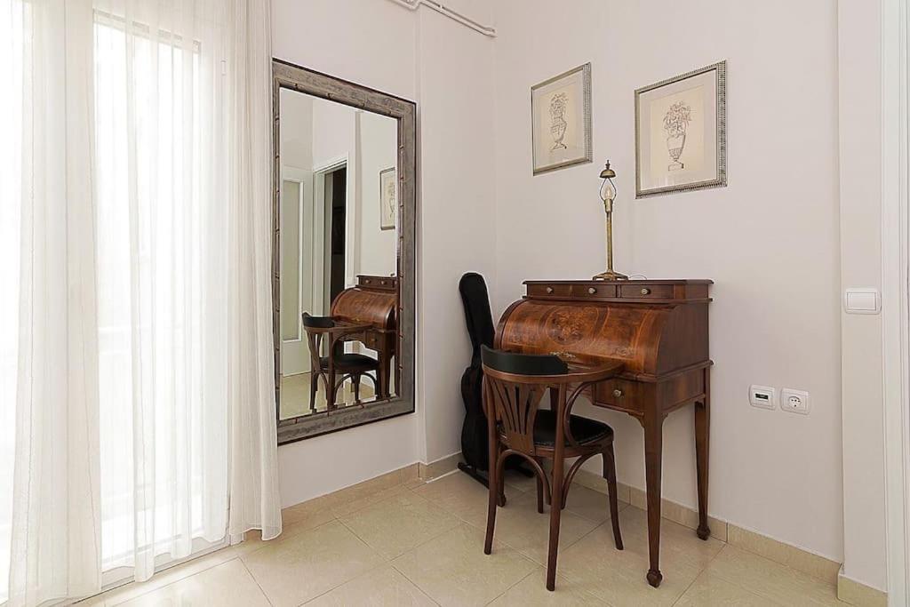 A Unique Apartment In The Historical Center-3Bds Athens Exterior photo